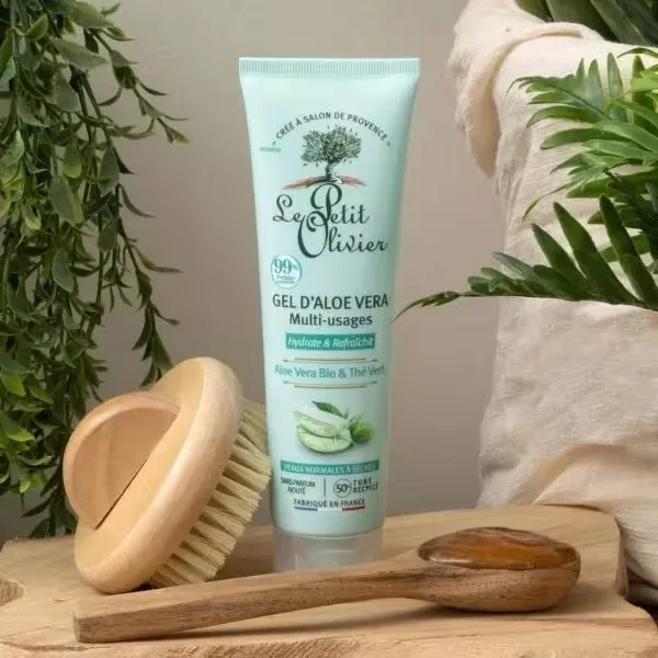 Le Petit Olivier gel d'aloé vera & thé vert multi-usages hydrate et rafraîchit