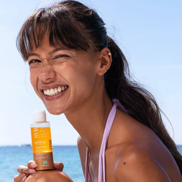 SUN SECURE GLOW - Eau Solaire Pailletée SPF50+ - Visage et Corps - Peaux Sensibles, 100ml